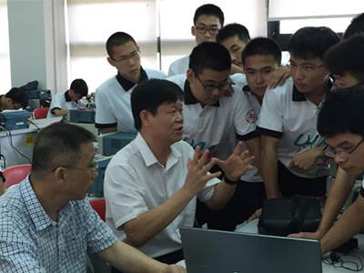 校领导同机器人学院学生座谈