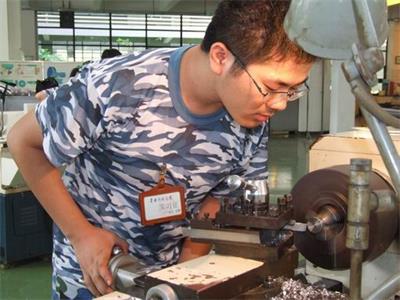 华师学生利用我校资源进行实践教学之一 华师学生利用我校资源进行实践教学之一