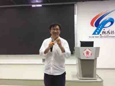 李泽湘教授在给我校学生做讲座 李泽湘教授在给我校学生做讲座