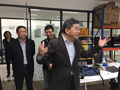 教育部高教司吴岩司长视察我校粤港机器人学院之一 教育部高教司吴岩司长视察我校粤港机器人学院之一